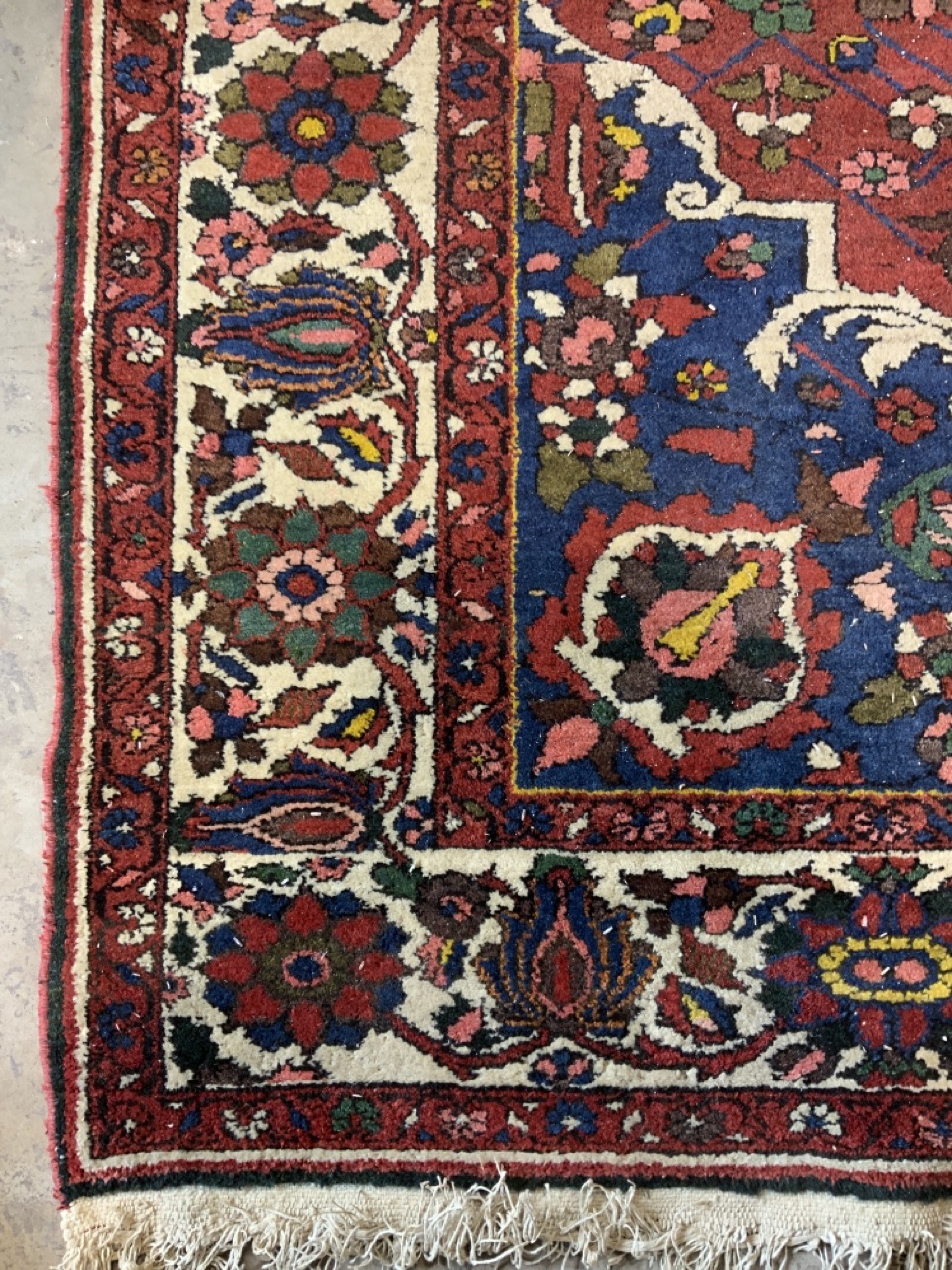 A red blue and cream ground carpet with large central medallion with wide cream floral border. - Bild 2 aus 4