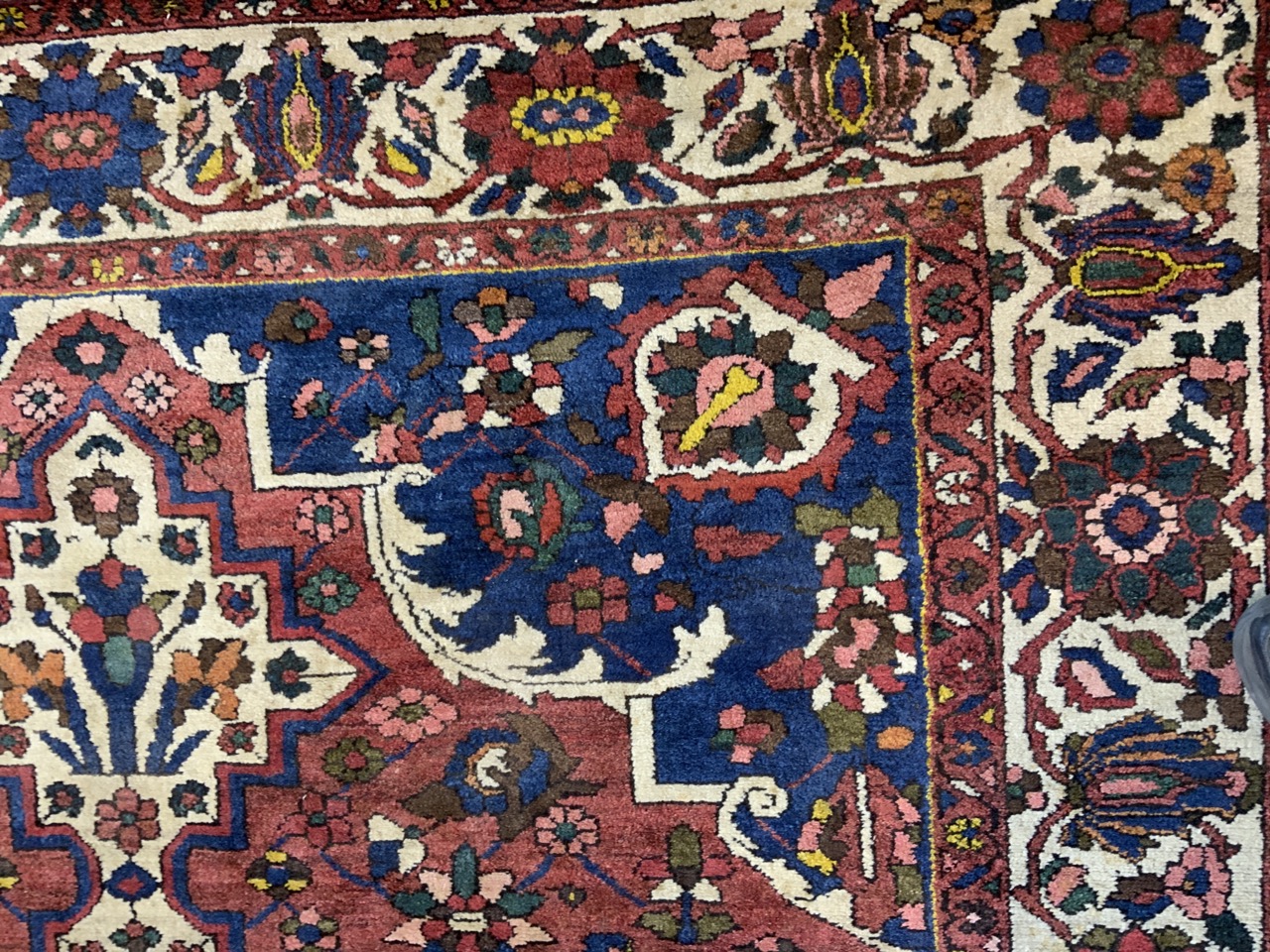 A red blue and cream ground carpet with large central medallion with wide cream floral border. - Bild 4 aus 4