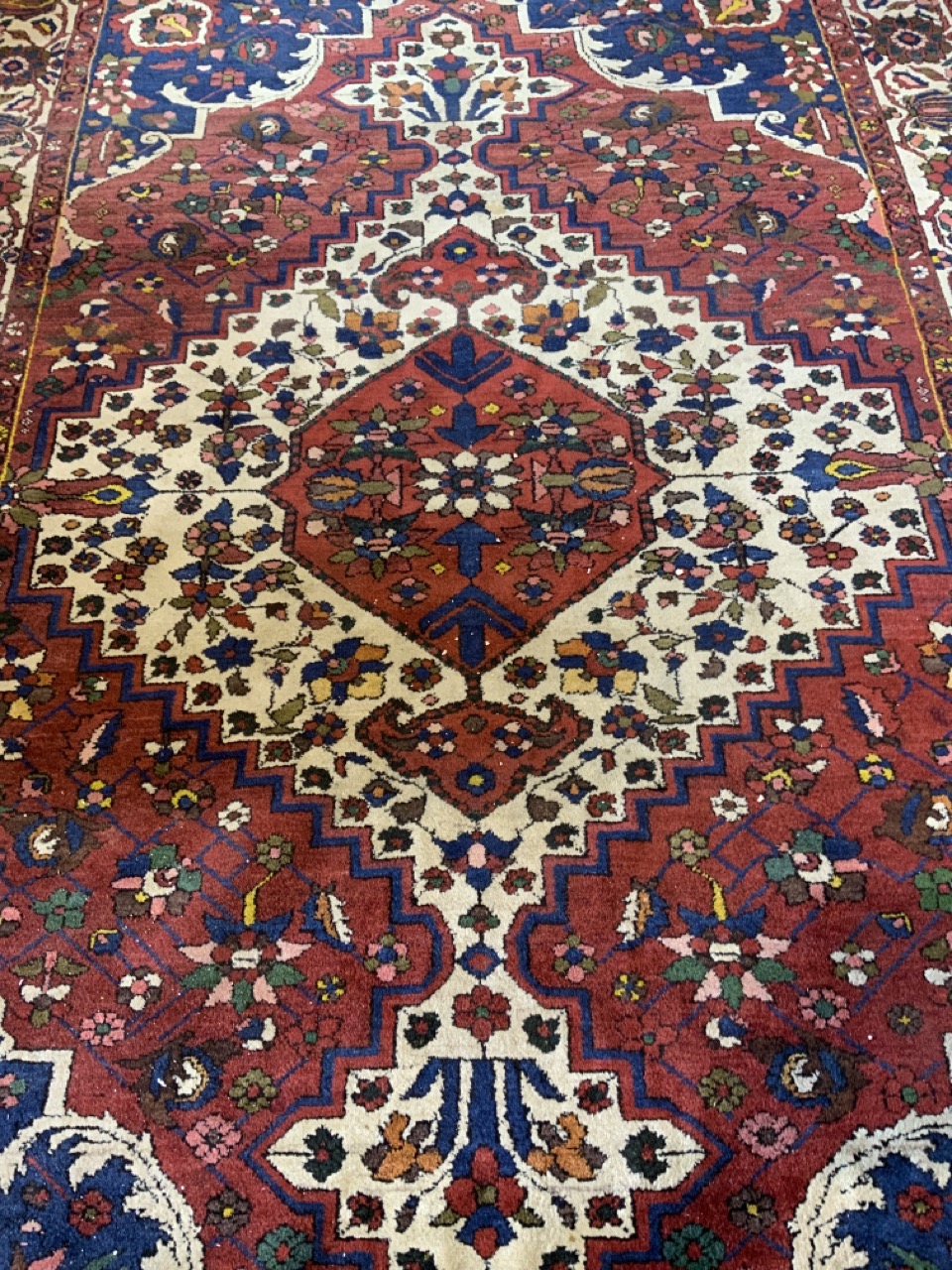 A red blue and cream ground carpet with large central medallion with wide cream floral border. - Bild 3 aus 4