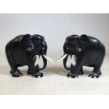 A pair of ebony African elephants. H:20cm