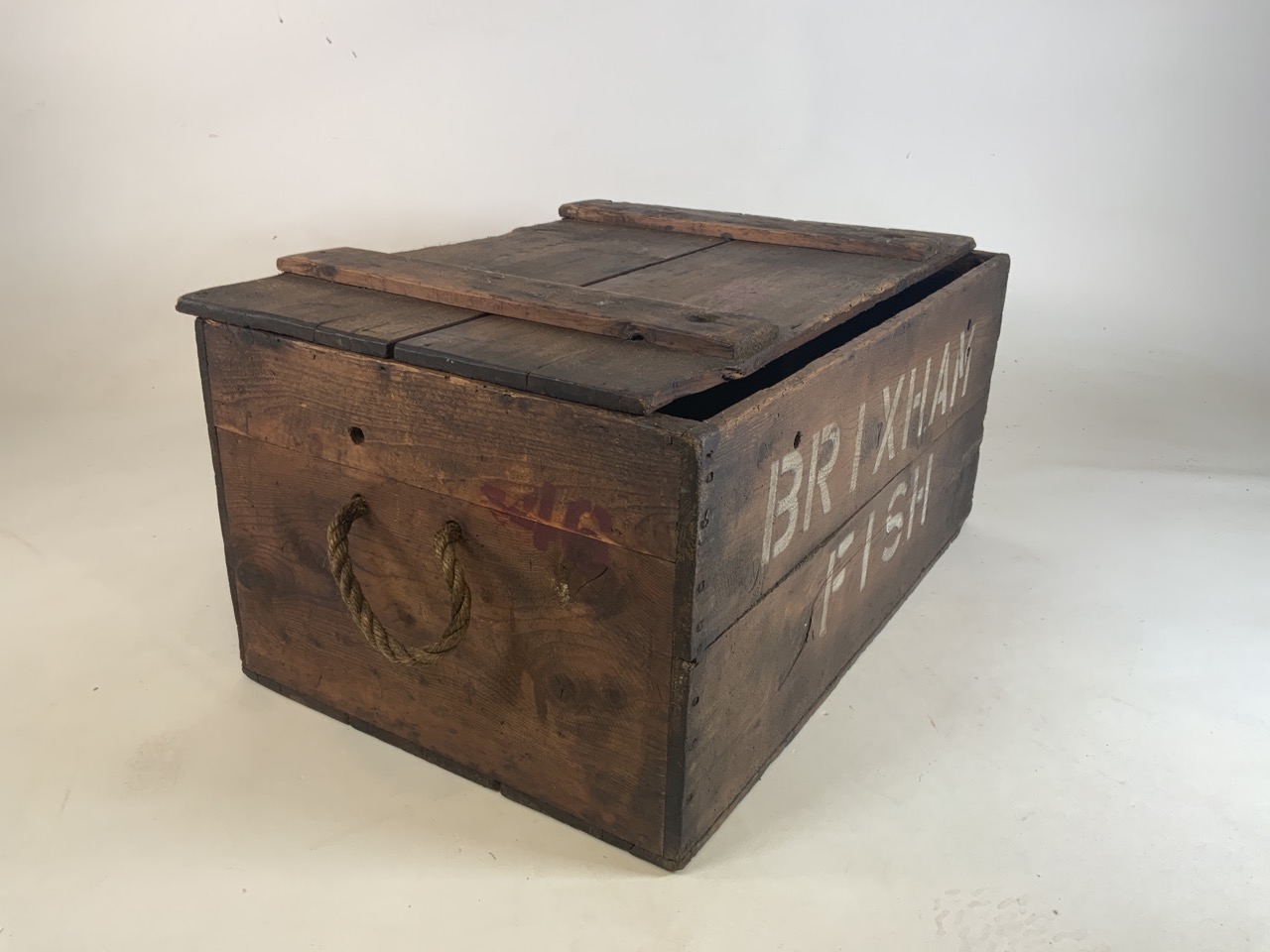 A vintage wooden fish box with rope handles and Brisbaneâ€™s Fish stencilled to front W:70cm x D: - Image 4 of 4
