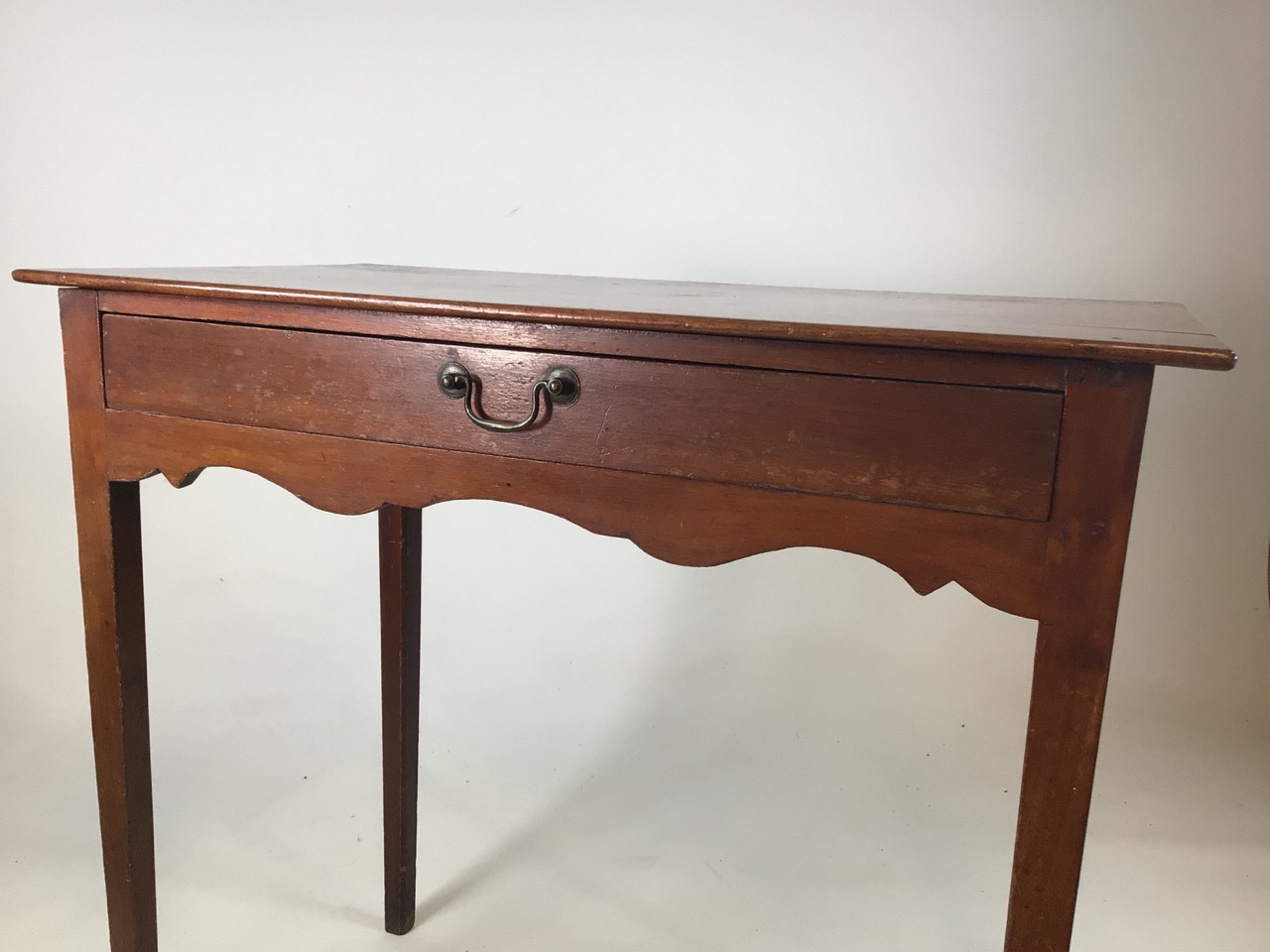 Small antique Georgian style side table with tapered legs with large central drawers and brass - Image 3 of 8