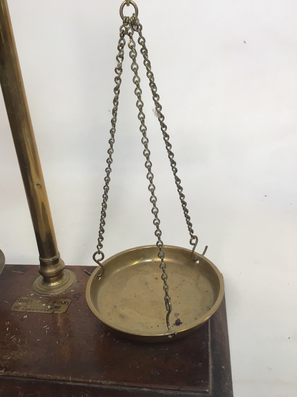 A set of brass post office scales. With original Toddâ€™s scale works label. H:43cm - Bild 3 aus 6