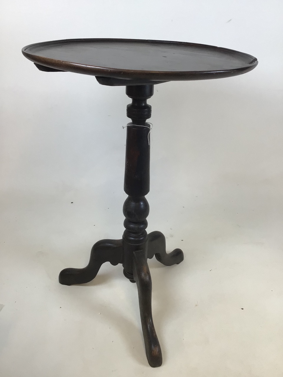 An English 19th century provincial tripod table. - Image 2 of 6