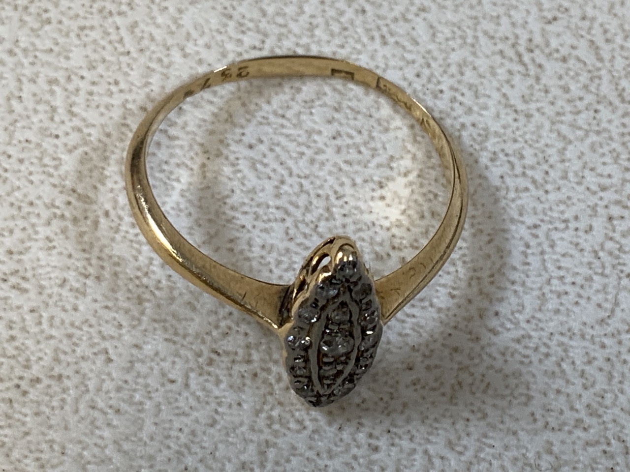 A Victorian 18 ct gold and diamond ring. There is wear to the gold.