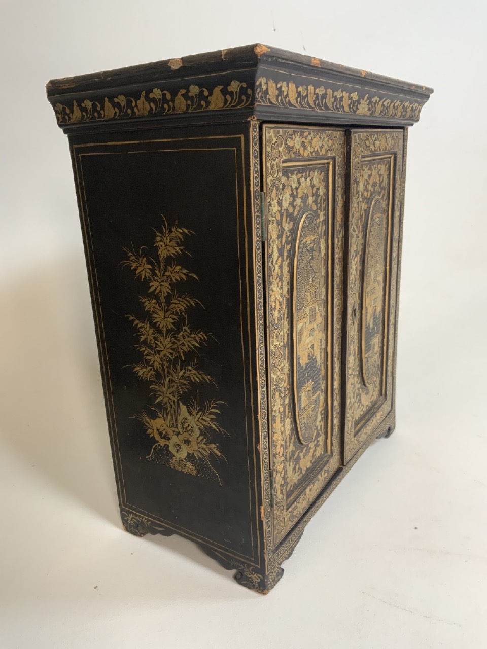 A black lacquered Japanese jewellery chest of five drawers with extensive gilt painted decoration - Image 2 of 13