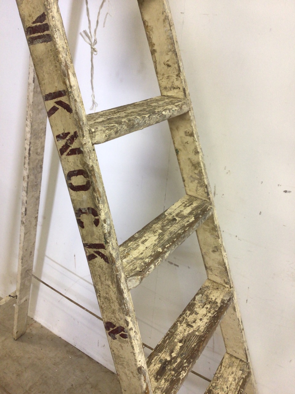 Two sets of vintage step ladders with original paintwork. H:205cm and H:183cm - Image 4 of 6