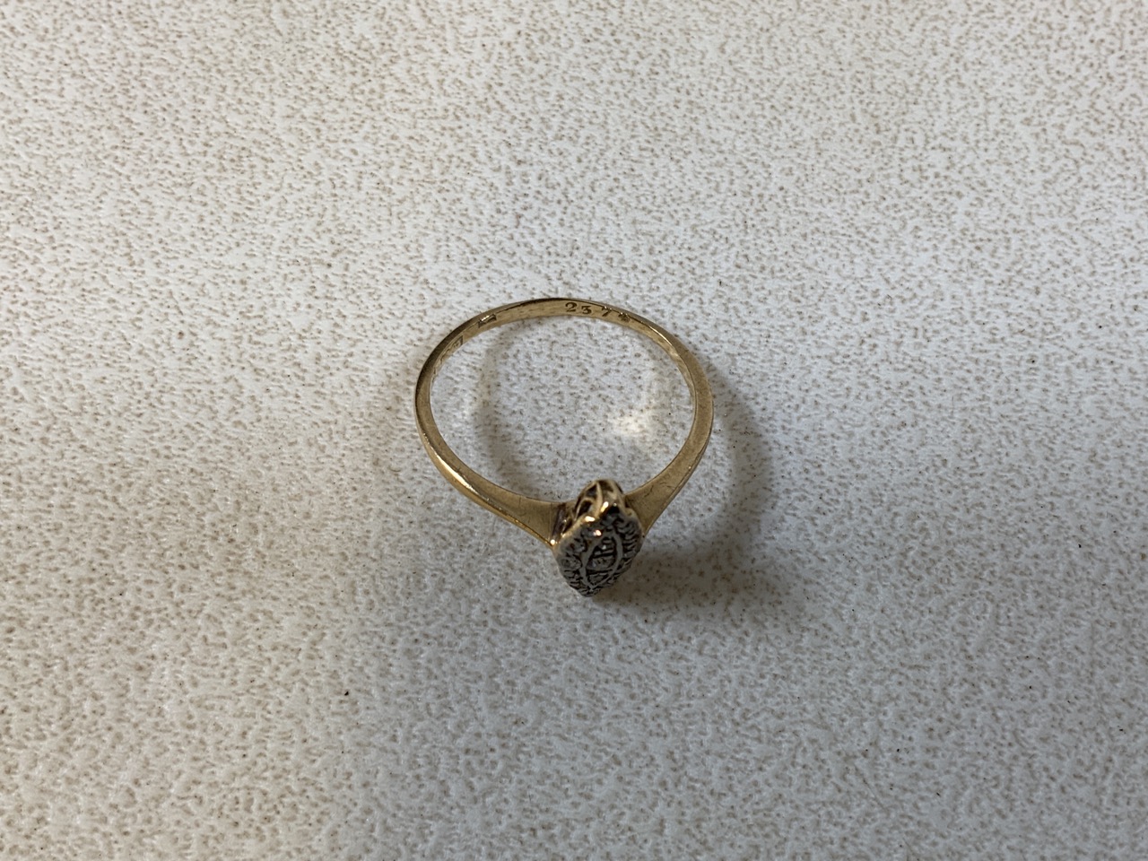 A Victorian 18 ct gold and diamond ring. There is wear to the gold. - Bild 2 aus 3