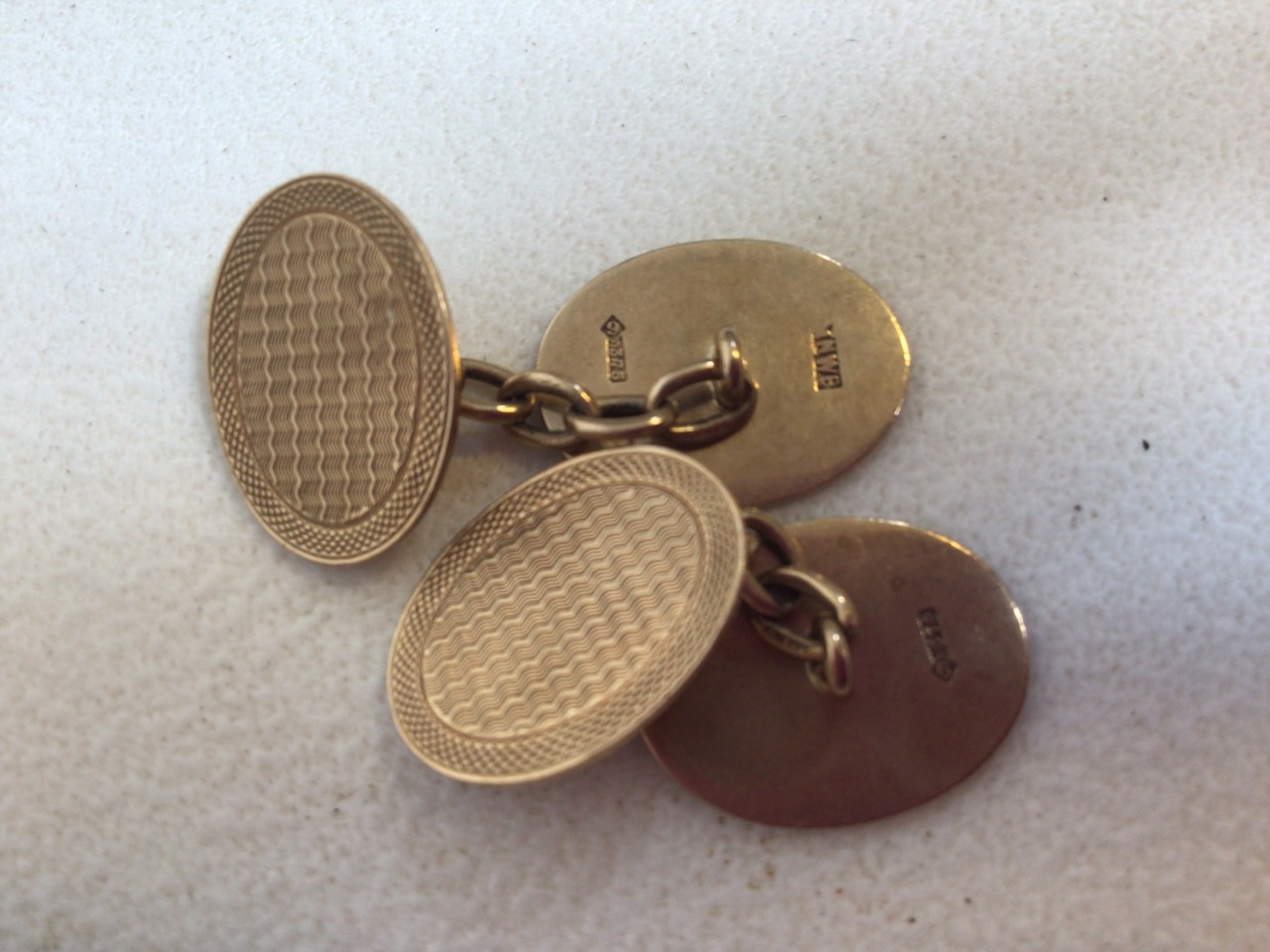 A pair of 9ct gold cufflinks 7.8 grams also with sa pair of silver coloured cufflinks. - Bild 3 aus 3