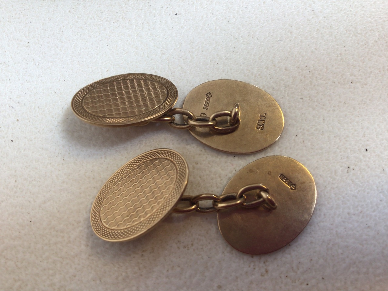 A pair of 9ct gold cufflinks 7.8 grams also with sa pair of silver coloured cufflinks. - Bild 2 aus 3