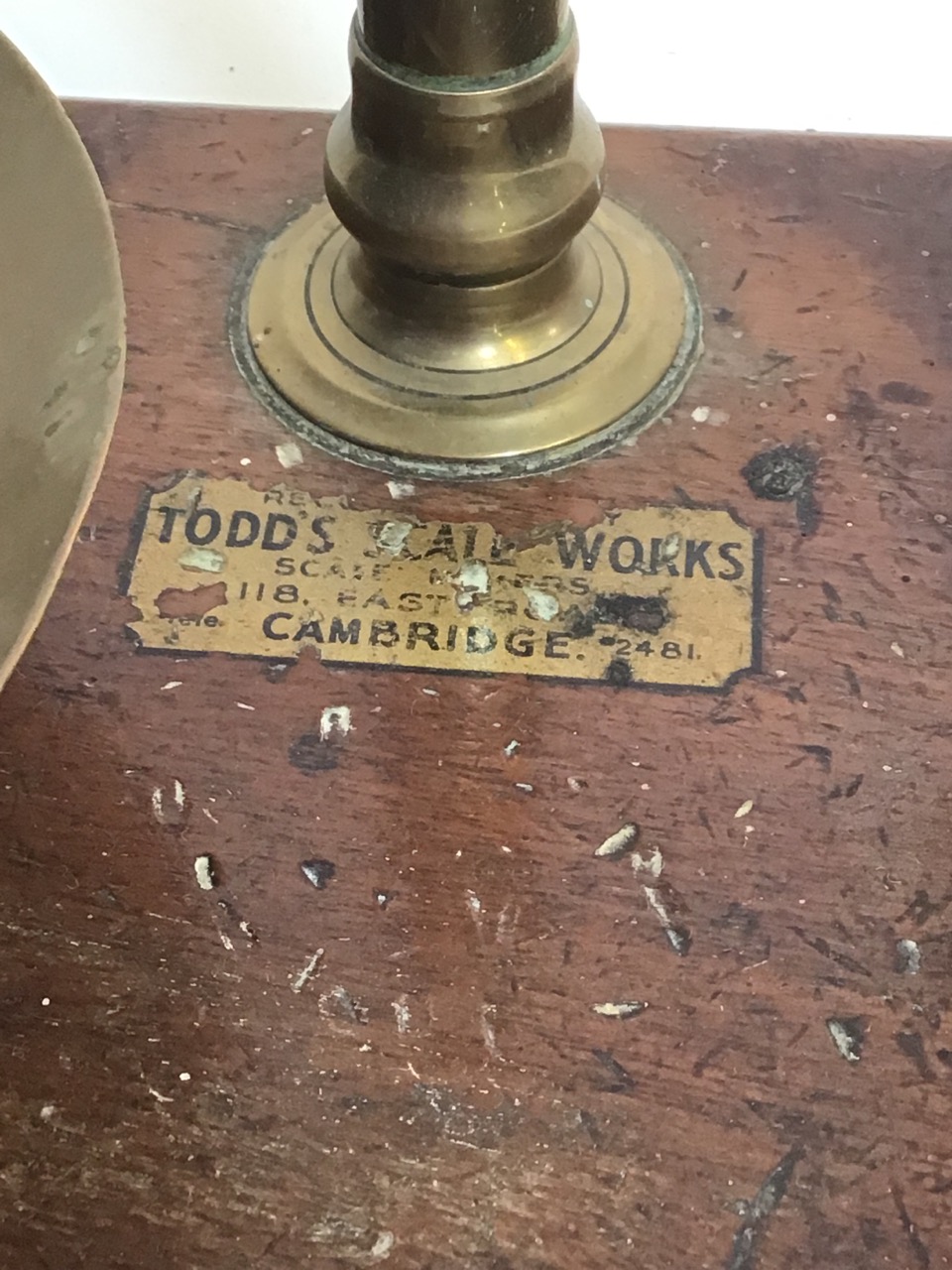 A set of brass post office scales. With original Toddâ€™s scale works label. H:43cm - Bild 2 aus 6