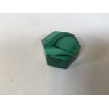 A hexagonal malachite box W:5.5cm x H:3cm