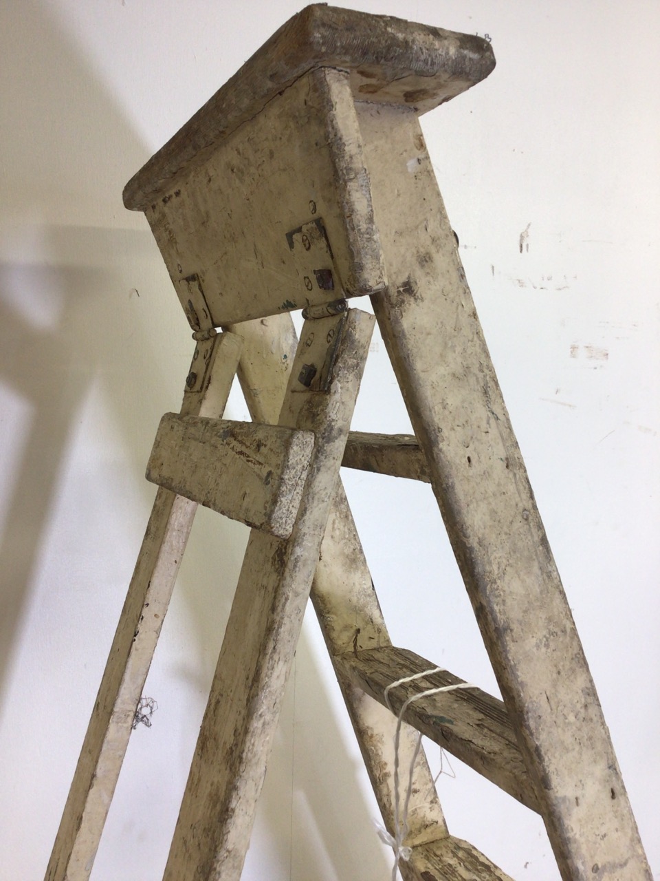 Two sets of vintage step ladders with original paintwork. H:205cm and H:183cm - Image 6 of 6