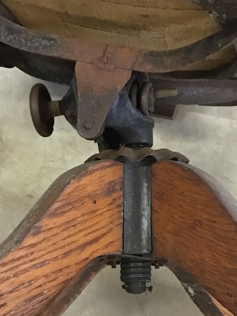 An early 20th century oak captains chair with tilt and swivel action, metal mechanics to base. - Image 10 of 11