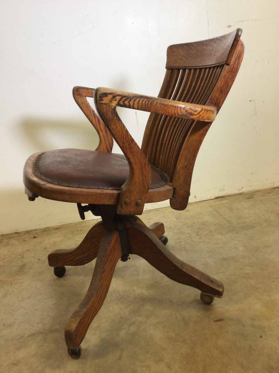 An early 20th century oak captains chair with tilt and swivel action, metal mechanics to base. - Image 4 of 11