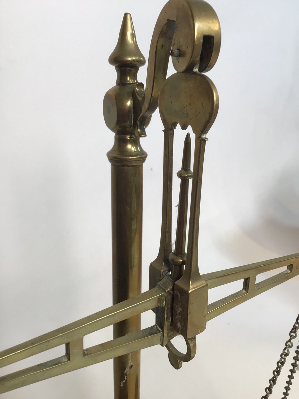 A set of brass post office scales. With original Toddâ€™s scale works label. H:43cm - Bild 5 aus 6