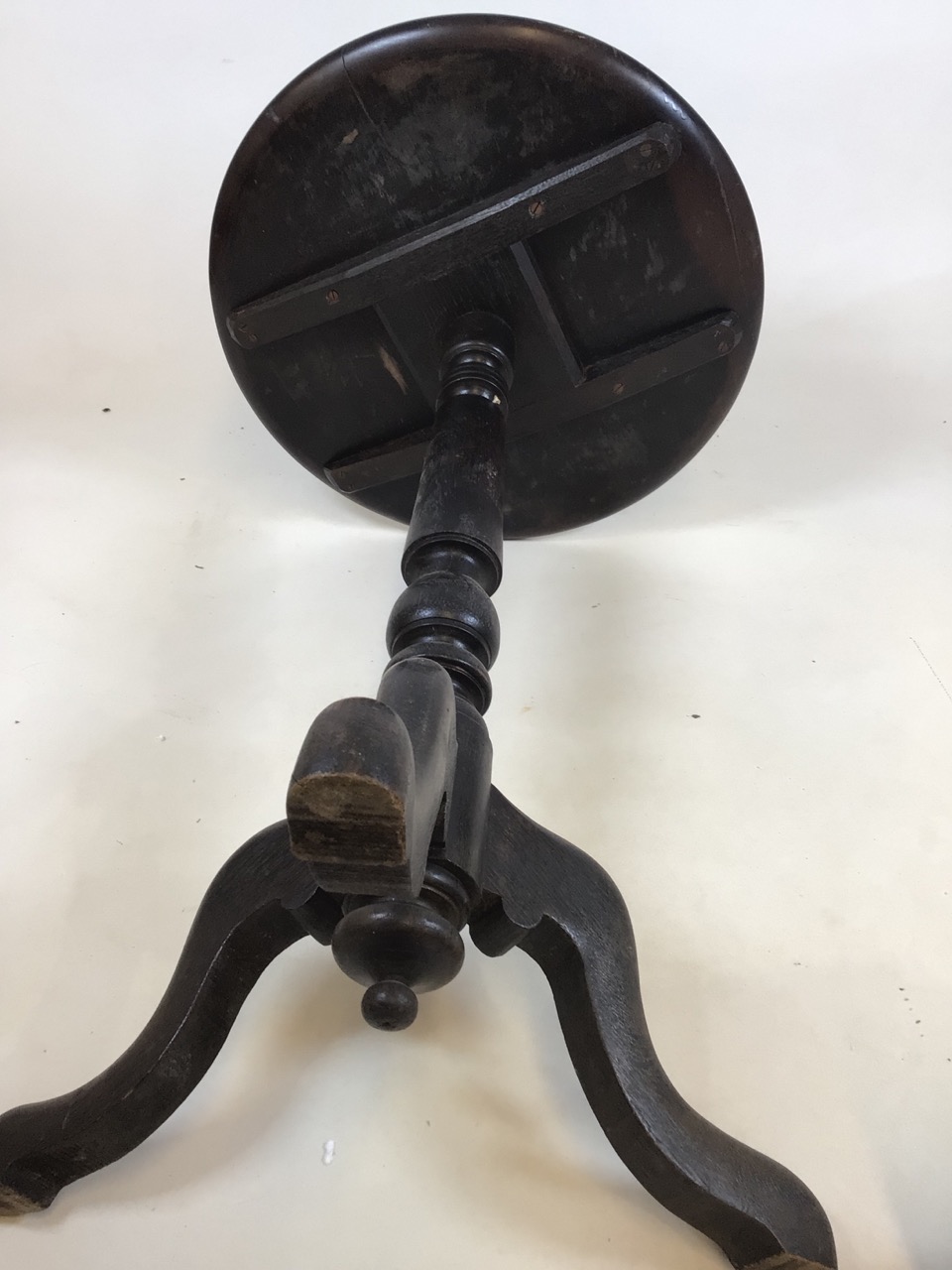 An English 19th century provincial tripod table. - Image 6 of 6