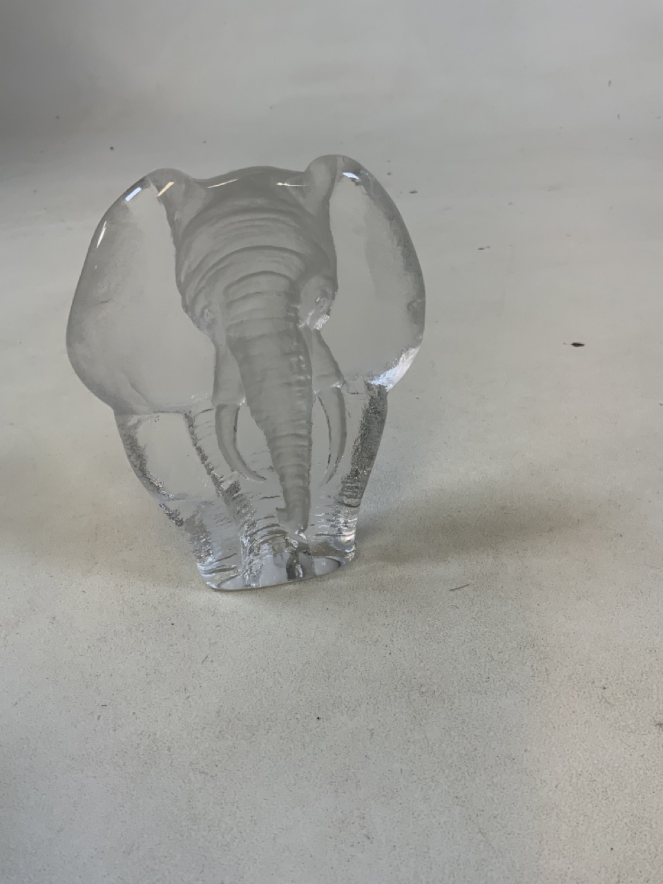 Two Mats Jonasson Swedish frosted glass elephant paperweights signed. The largest 20cm high x 16cm - Image 5 of 6