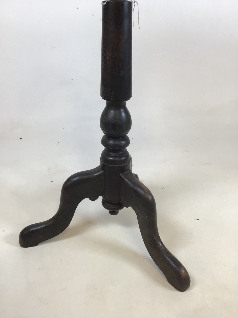 An English 19th century provincial tripod table. - Image 5 of 6