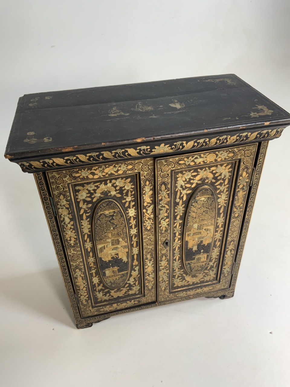 A black lacquered Japanese jewellery chest of five drawers with extensive gilt painted decoration - Image 11 of 13