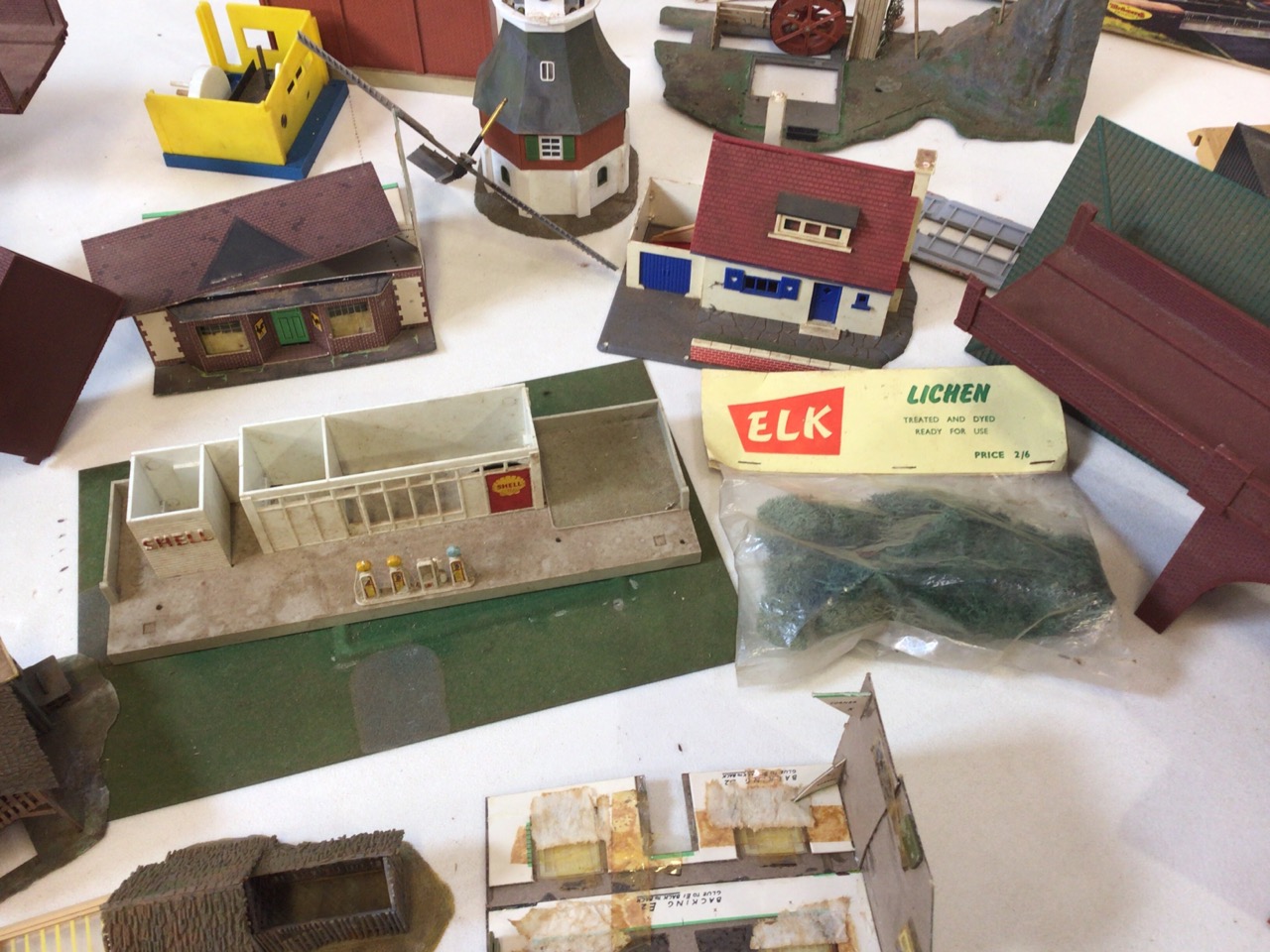 A large quantity of Triang Minic and other railway ephemera and outbuildings also with a large - Image 4 of 9