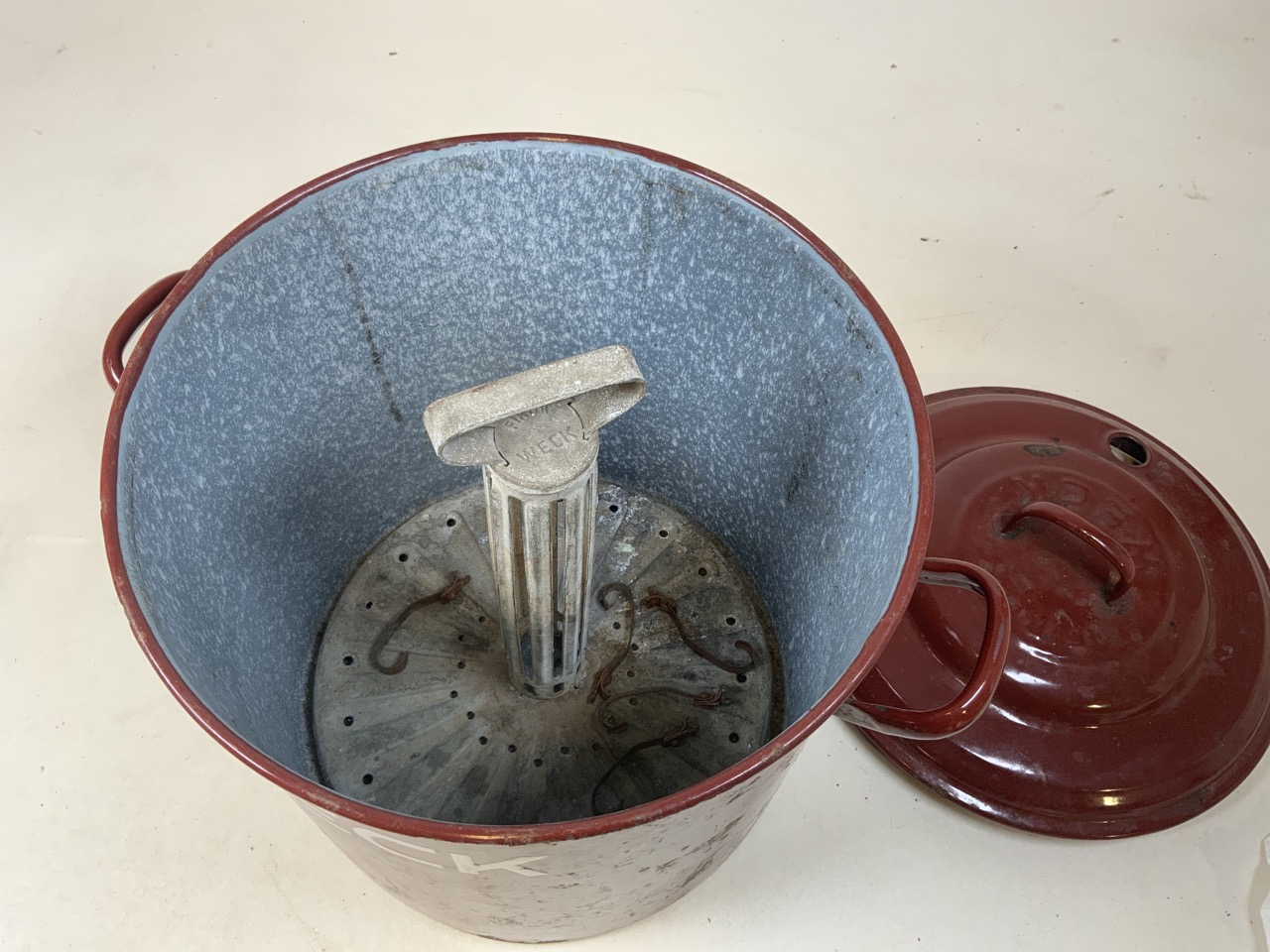 A vintage enamel Weck steriliser with galvanised steel holder and hooks H:43cm including handle W: - Image 4 of 4
