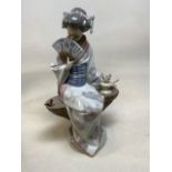 A Lladro Geisha figurine - seated with fanH:25cm