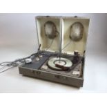 A portable record player with speaker to the lids. W:52cm x D:38cm x H:20cm