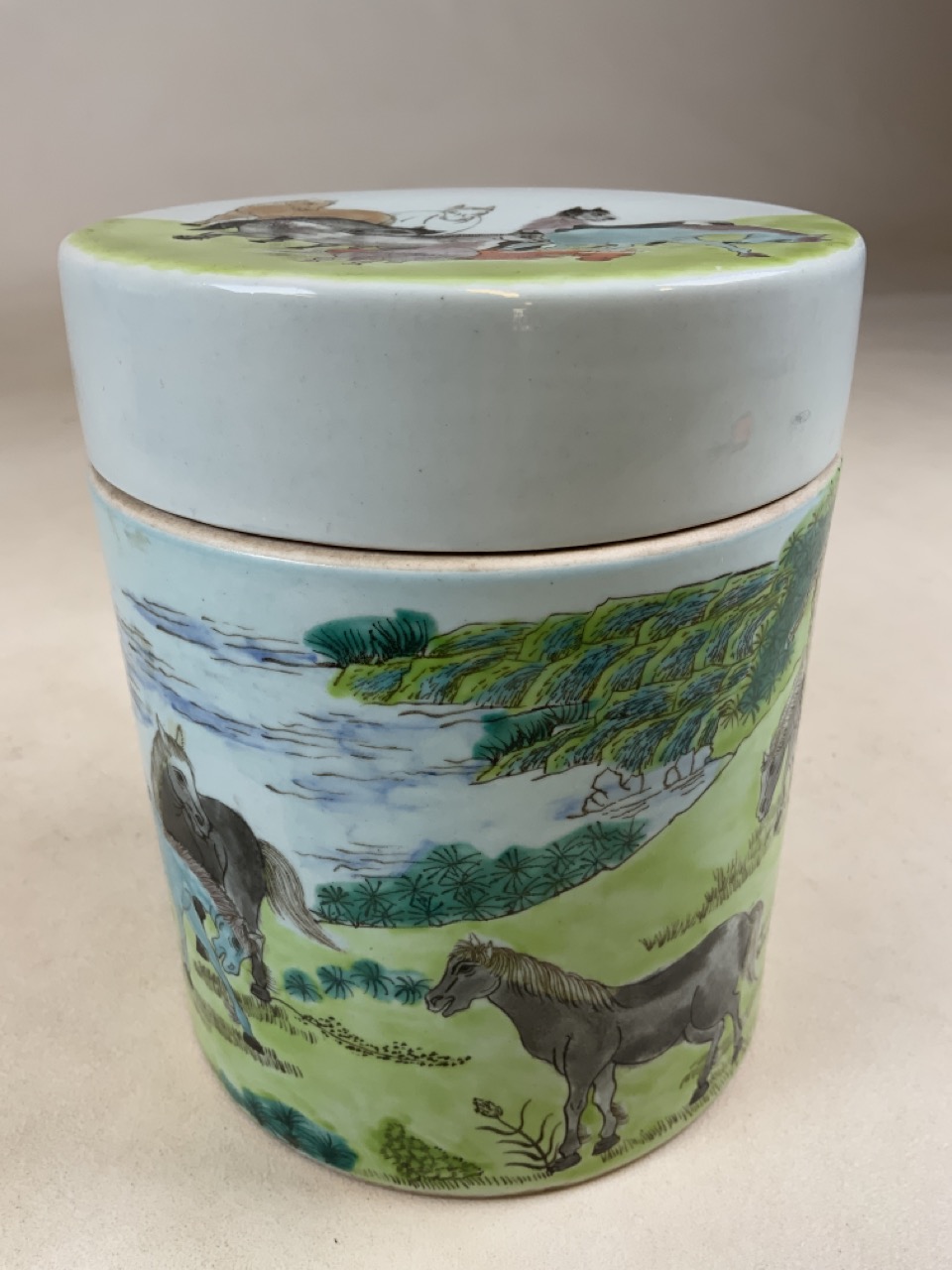 FAMILLE VERTE lidded pot decorated with hand painted eight horses of Mu Wang. Mu Wang was a mythical - Image 6 of 9