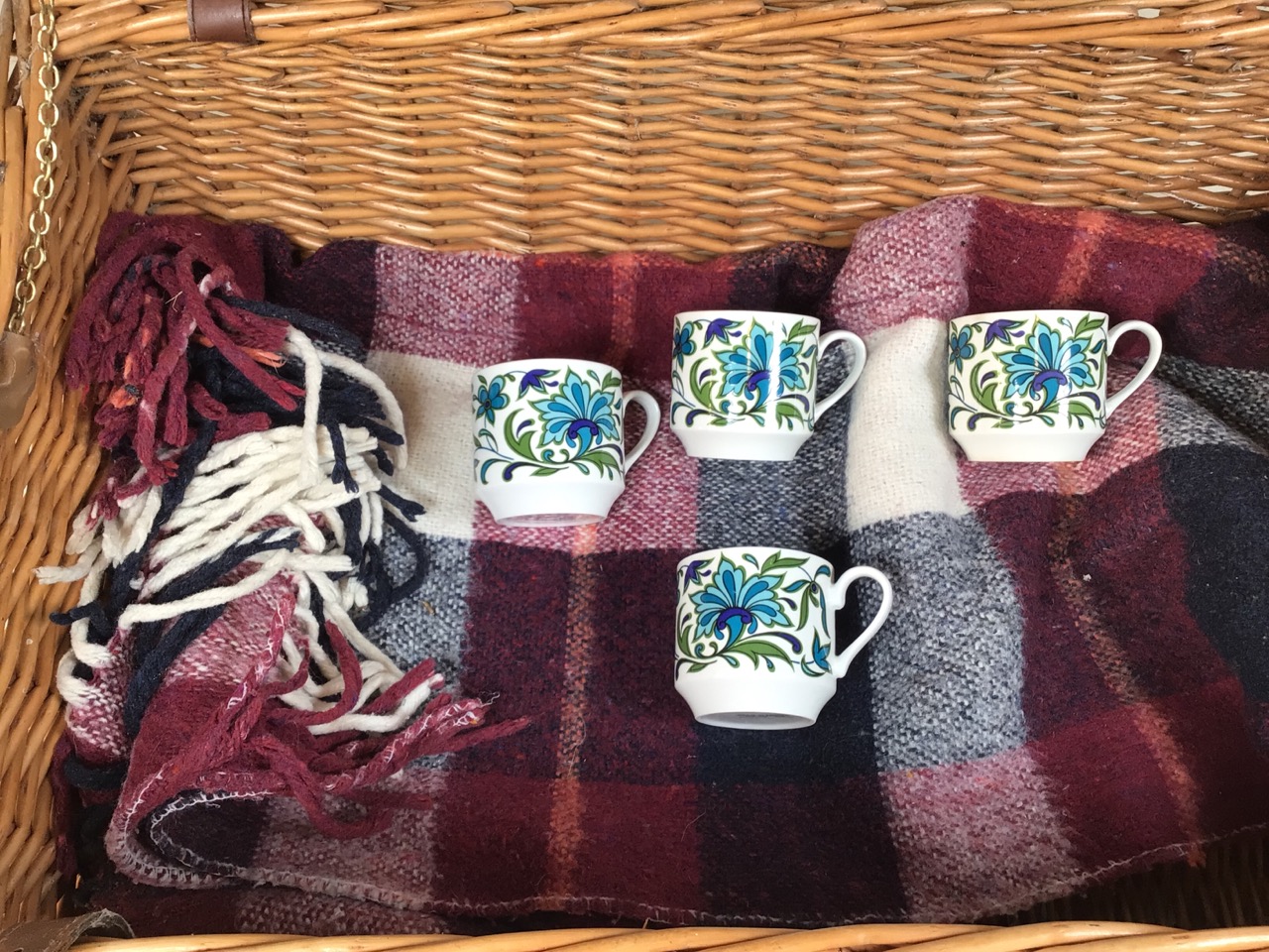 A vintage hamper with a picnic rug and mid century china including Midwinter And Susie Cooper (a/f) - Image 4 of 5