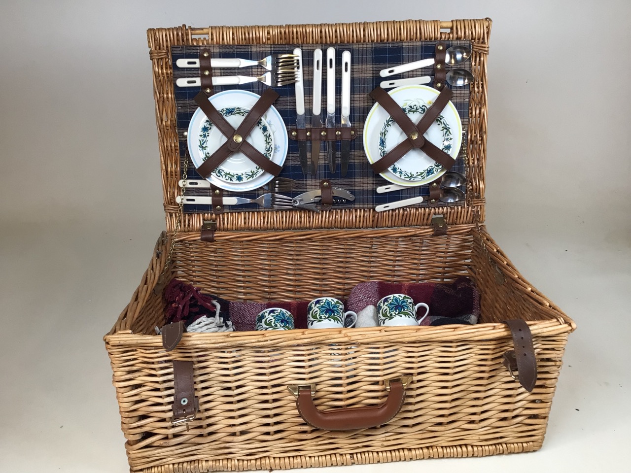 A vintage hamper with a picnic rug and mid century china including Midwinter And Susie Cooper (a/f) - Image 2 of 5