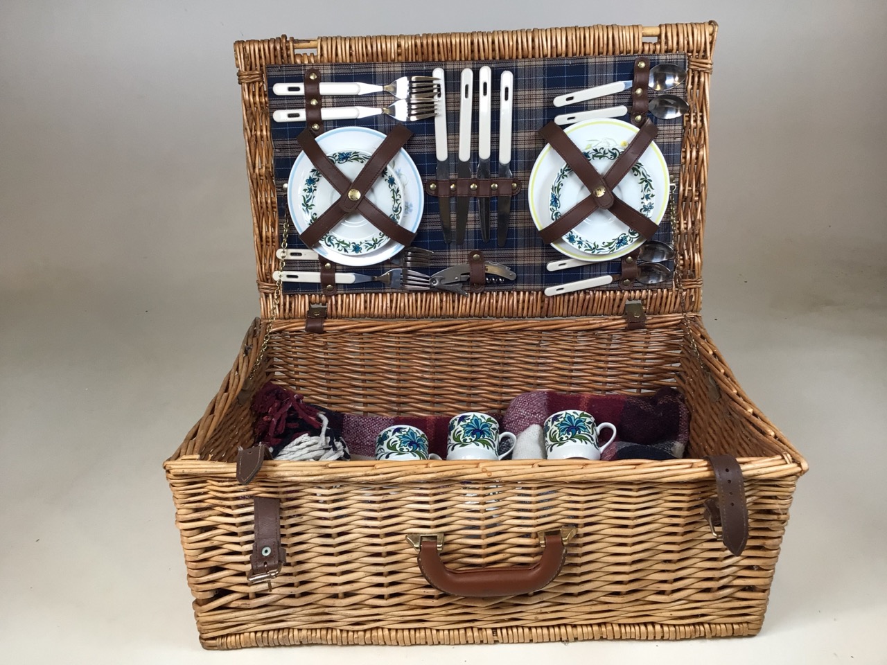 A vintage hamper with a picnic rug and mid century china including Midwinter And Susie Cooper (a/f)