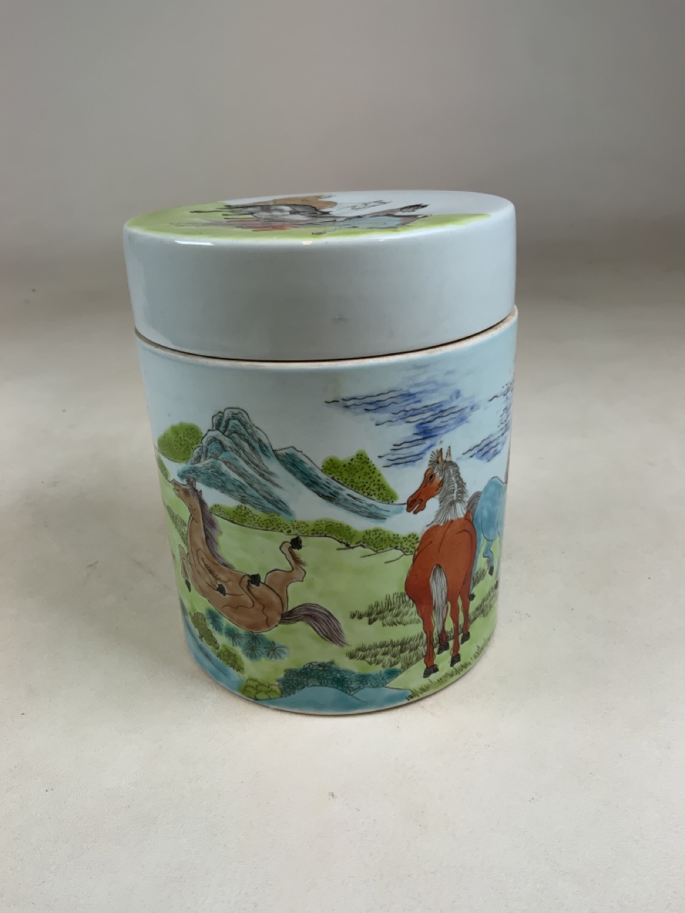 FAMILLE VERTE lidded pot decorated with hand painted eight horses of Mu Wang. Mu Wang was a mythical