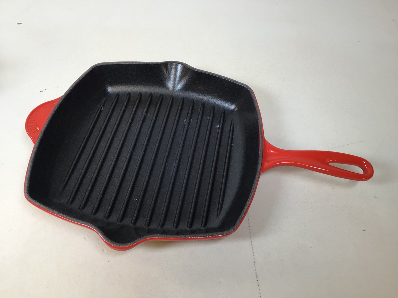 A Le Creuset tagine, griddle pan and casserole dish (20cm width) together with another dish - Bild 5 aus 6