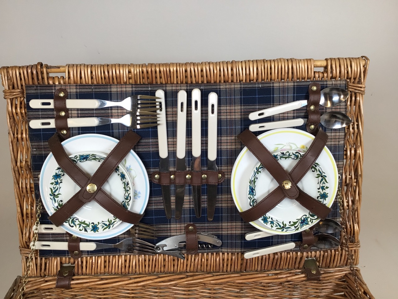 A vintage hamper with a picnic rug and mid century china including Midwinter And Susie Cooper (a/f) - Image 3 of 5