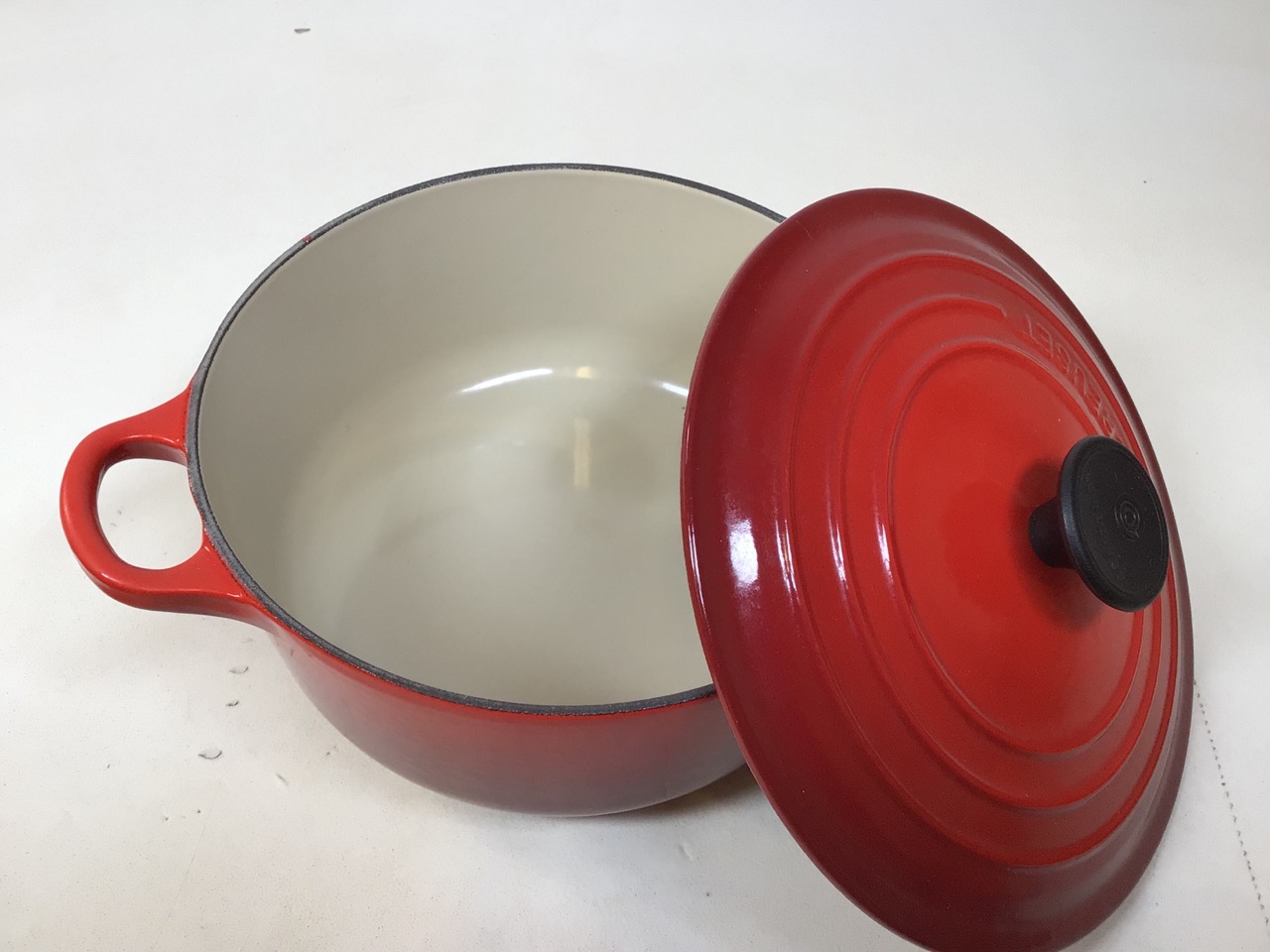 A Le Creuset tagine, griddle pan and casserole dish (20cm width) together with another dish - Bild 4 aus 6