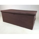 An painted elm blanket box. W:89cm x D:46cm x H:34cm