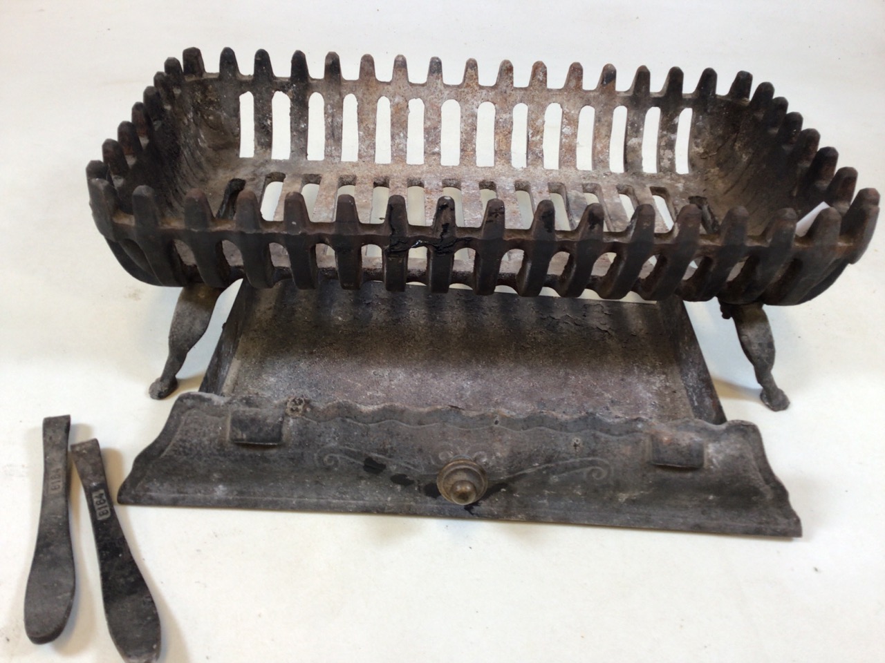 A cast iron fire grate with ash pan W:54cm x D:29cm x H:19cm - Bild 3 aus 4
