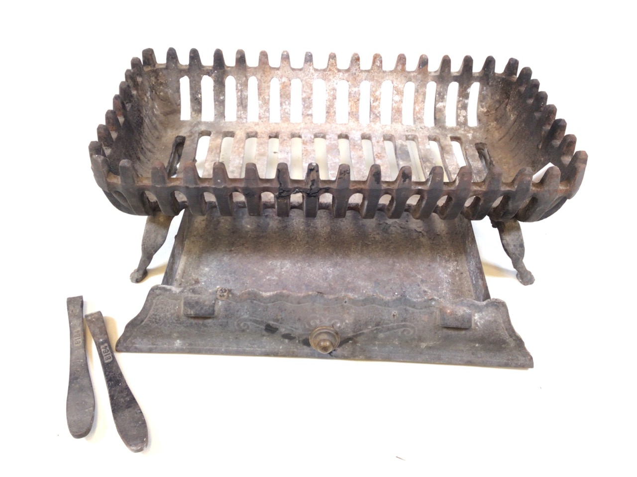 A cast iron fire grate with ash pan W:54cm x D:29cm x H:19cm - Bild 2 aus 4