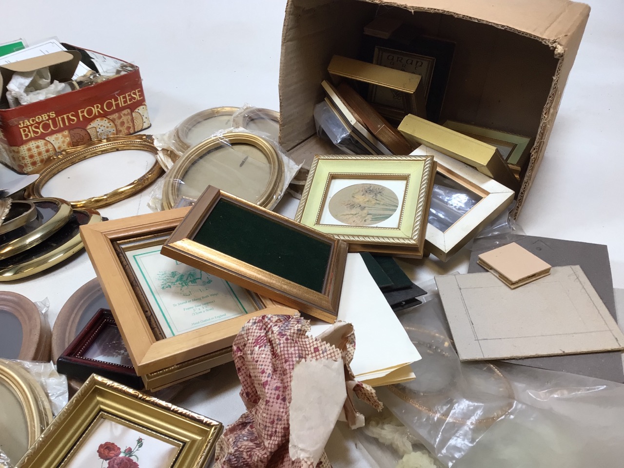 A large quantity of small and miniature frames in metal, wood, brass and other materials - Image 4 of 5