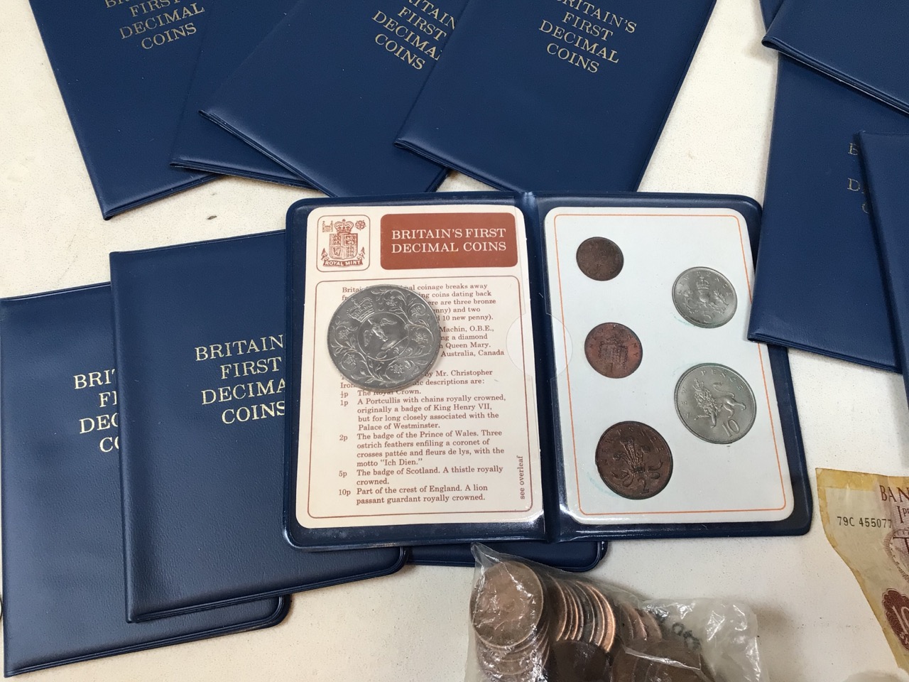 A quantity of presentation booklets of Britains first decimal coins, together with commemorative - Bild 3 aus 5