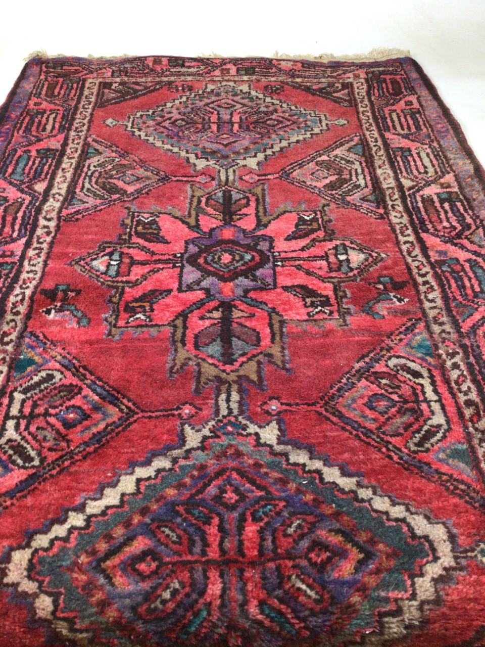 A vintage handmade Iranian rugW:95cm x H:156cm includes fringe - Image 3 of 6