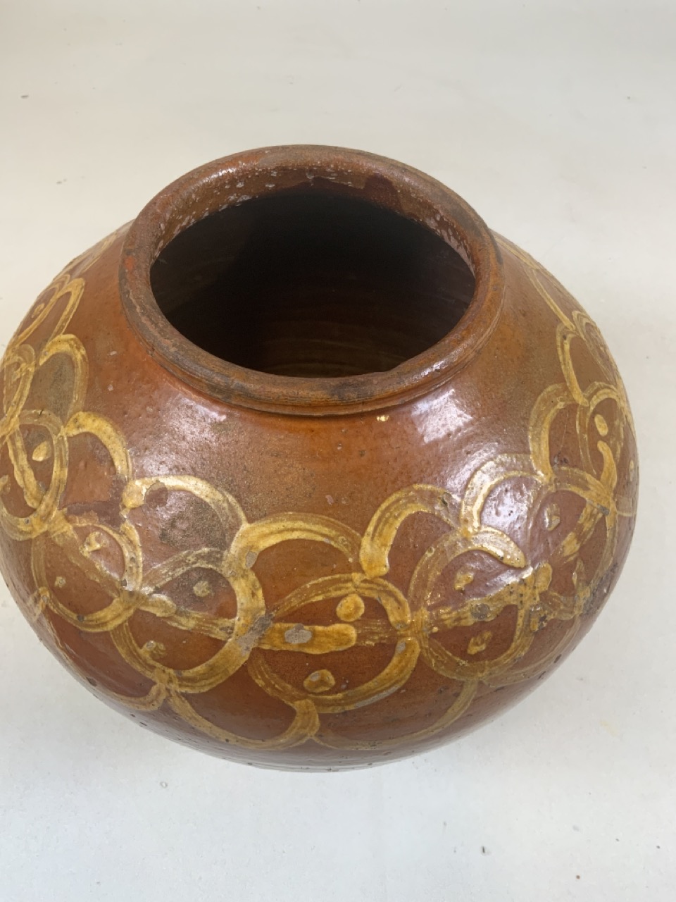 An early Mallorquin olive jar with decorative pattern. W:30cm x D:30cm x H:30cm - Bild 4 aus 6