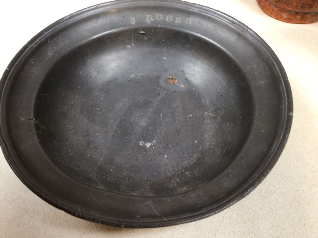 A quantity of brass and copper items including a pewter bowl marked J Roger - Image 2 of 7
