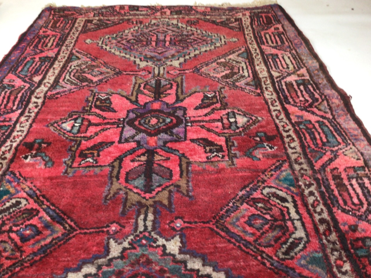 A vintage handmade Iranian rugW:95cm x H:156cm includes fringe - Image 4 of 6