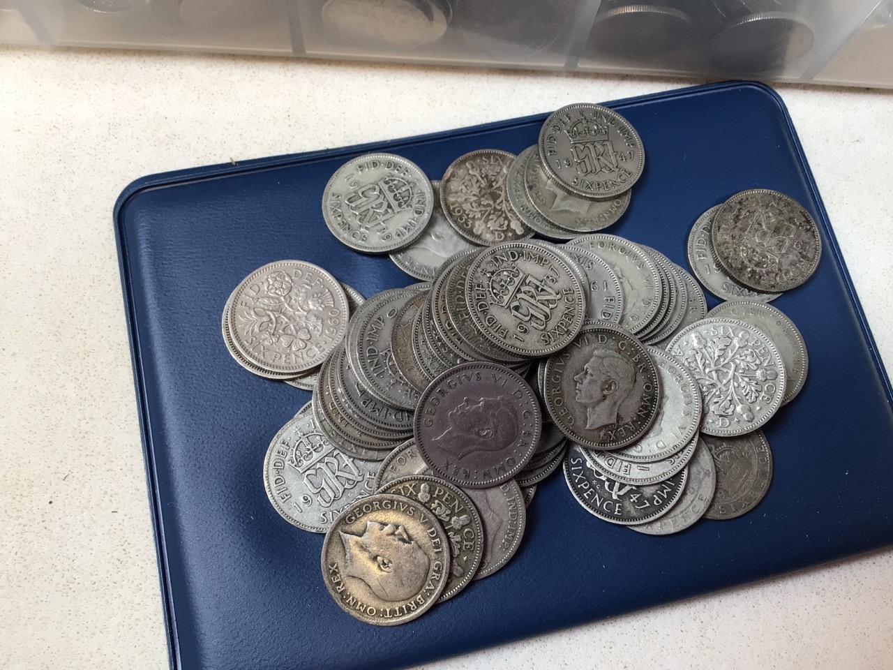 A bag of sixpence coins post 1936. Weight 3600 gms (approx) with some earlier sixpence coins - Bild 3 aus 3