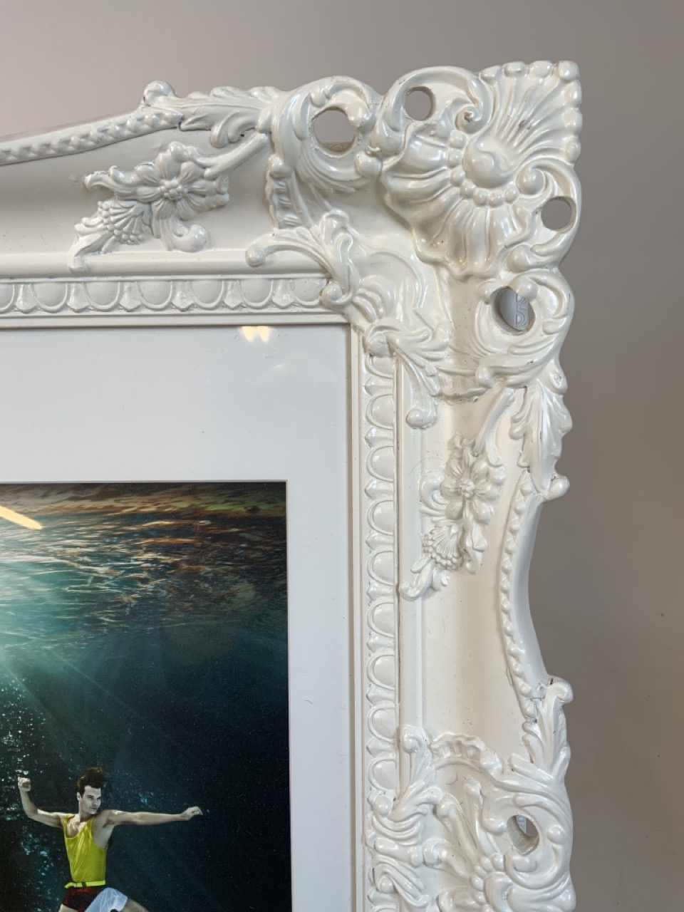 A good quality modern painted baroque style frame. W:94cm x H:68cm - Image 2 of 5