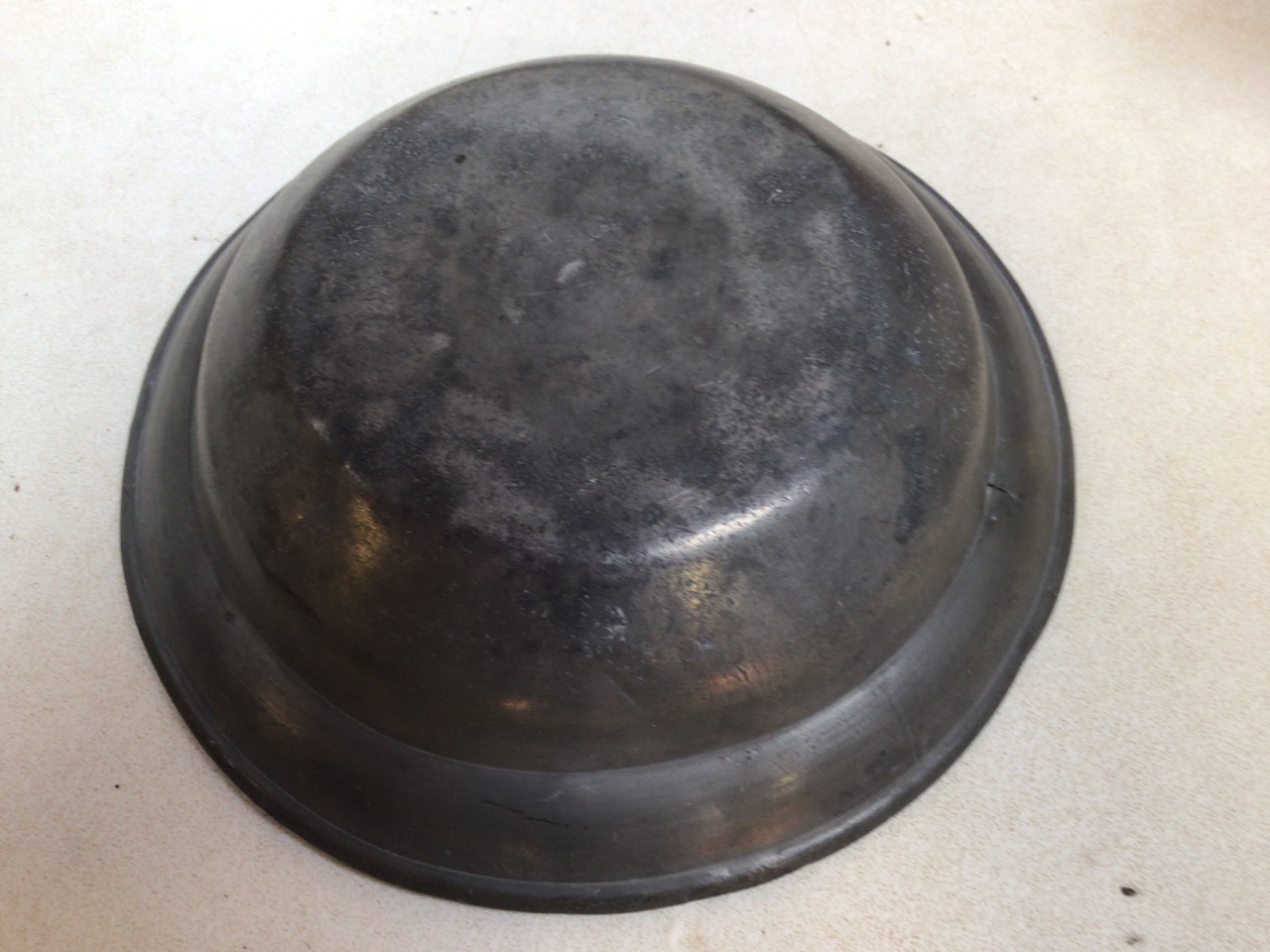 A quantity of brass and copper items including a pewter bowl marked J Roger - Image 3 of 7