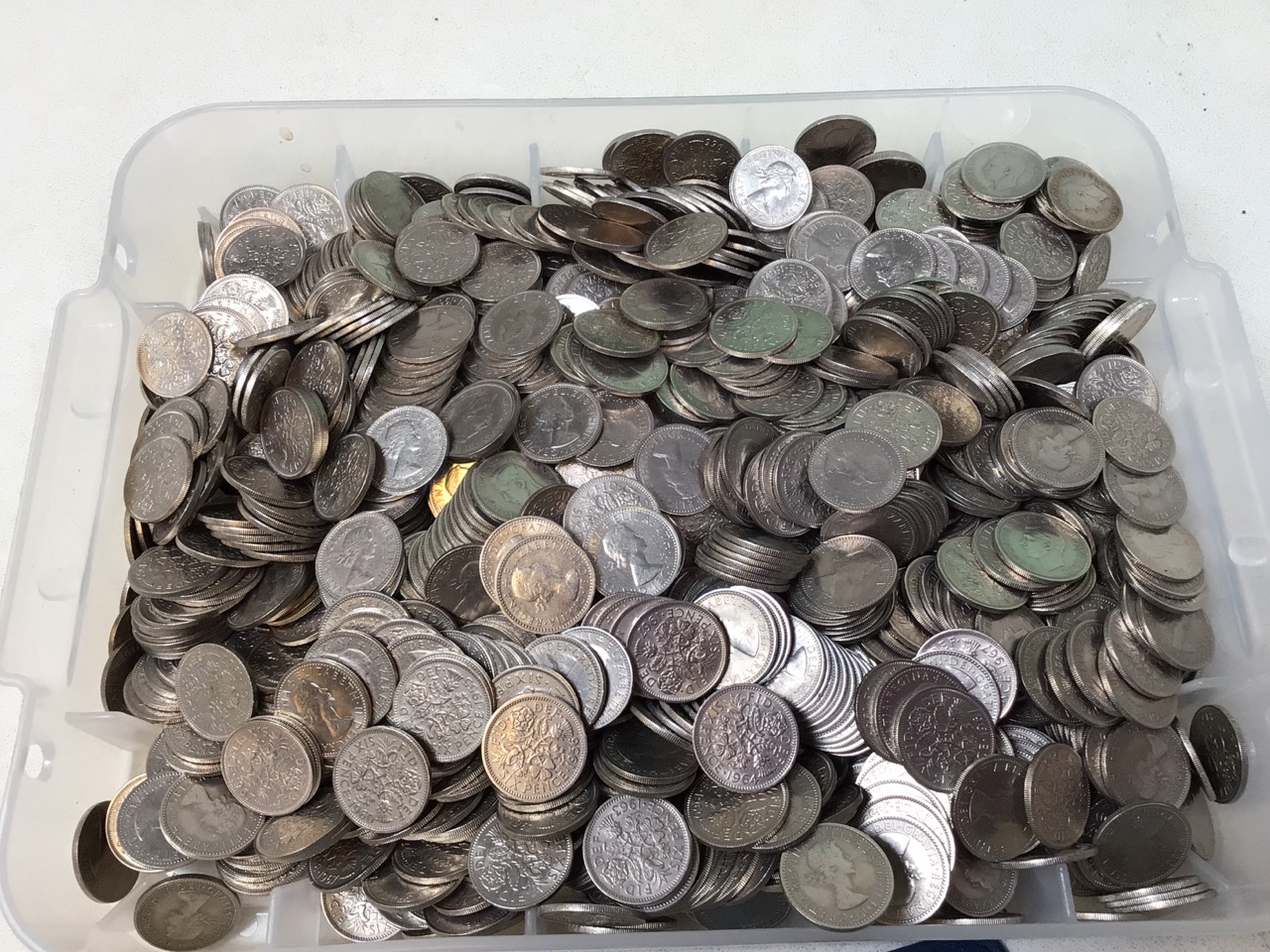 A bag of sixpence coins post 1936. Weight 3600 gms (approx) with some earlier sixpence coins - Bild 2 aus 3