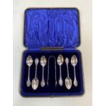 A boxed set of six teaspoons and sugar tongs. London 1900. 99 grams.